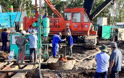 Chuẩn bị nhổ trụ bê tông khỏi lòng đất cứu nạn bé trai 10 tuổi mắc kẹt