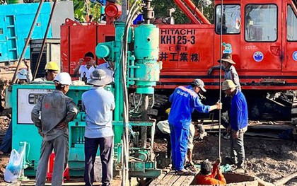 Huy động tối đa phương tiện, thiết bị, nhân lực, ''chạy đua với thời gian'' cứu nạn cháu bé rơi xuống ống cọc bê tông sâu 35m