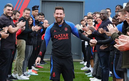 Đồng đội xếp hàng chào đón Messi trở lại Paris