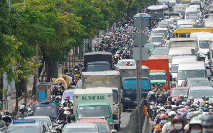 Cửa ngõ sân bay Tân Sơn Nhất ùn tắc ngày cao điểm khách đi lại dịp Tết