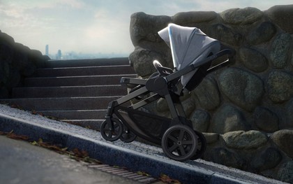 "Độc lạ" xe đẩy em bé: Gắn động cơ điện, tích hợp AI và chế độ tự lái, giá 89 triệu đồng