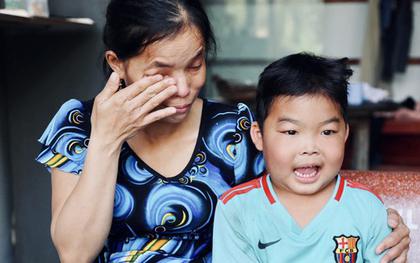 Mẹ bệnh không dám đi chữa trị, gom góp tiền để cứu con trai 6 tuổi bị thận hư, phù nề khắp người