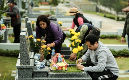 Người Hà Nội vượt cả chục km đi tảo mộ, mời tổ tiên về đón Tết