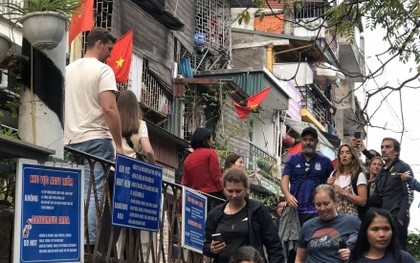 "Cà phê đường tàu" ở Hà Nội vẫn mở cửa đón khách Tây bất chấp có chốt trực