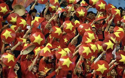 CĐV Việt Nam phủ kín sân Mỹ Đình, vỡ oà khi ĐT Việt Nam dẫn trước Indonesia trong trận bán kết lượt về