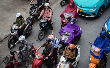 Hà Nội: Không khí lạnh tăng cường kèm mưa, người dân mặc thêm áo khoác ra đường