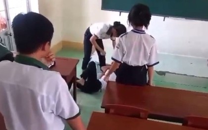 Nhìn nhau không thiện cảm, một nữ sinh bị bạn cùng lớp đánh, quay clip