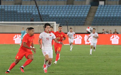 Chứng kiến tuyển Việt Nam ban bật đẳng cấp ở hiệp đầu tiên, phóng viên Trung Quốc ngỡ ngàng: Họ chơi như Nhật Bản vậy
