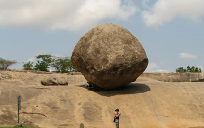 Tảng đá 250 tấn nằm nghiêng trên sườn dốc hơn 1.300 năm không đổ