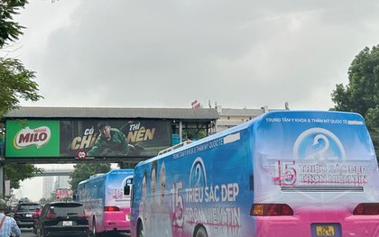 Xe khách trùm quảng cáo tiếp tục diễu phố, vượt đèn đỏ tại Hà Nội