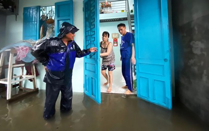 Đà Nẵng: Người dân khốn đốn dọn đồ chạy ngập trong đêm, đốt nến ăn cơm hộp vì mất điện