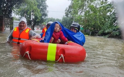 Mưa lớn ở miền Trung: 2 người chết, 12 người mắc kẹt trong nước xiết