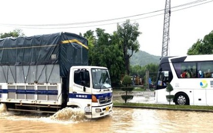 Đà Nẵng: Nhiều tuyến quốc lộ ngập sâu, phong tỏa đường lên Sơn Trà vì sạt lở