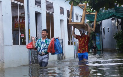 Nhiều nơi ở "rốn lũ" Đà Nẵng vẫn ngập, người dân 3 ngày chưa được về nhà