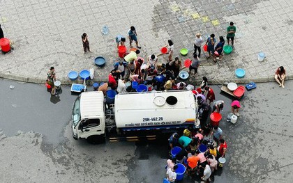 Khốn khổ vì mất nước sạch cư dân khu đô thị xếp hàng lấy nước sinh hoạt cả ngày lẫn đêm