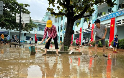 Trường học miền Trung khẩn trương dọn dẹp đón trò sau mưa lũ