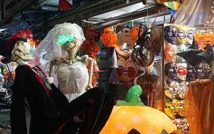Các cửa hàng ở thành phố Hồ Chí Minh "tung" đồ trang trí Halloween bắt mắt