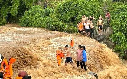 Cả trăm người cứu 4 em nhỏ mắc kẹt giữa dòng nước lũ