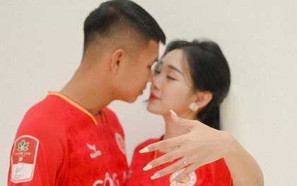 Ngôi sao mới nổi ở tuyển Việt Nam kết hôn với bạn gái hơn tuổi xinh như búp bê