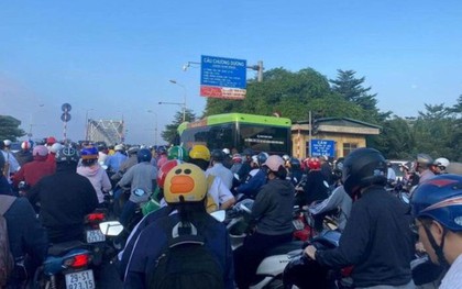 Hà Nội: Tai nạn liên hoàn tại cầu Chương Dương, giao thông ùn tắc nhiều giờ