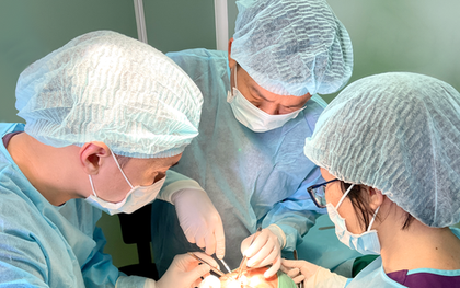 Giải cứu cô gái khỏi khối u quái "bóp mũi" suốt 21 năm