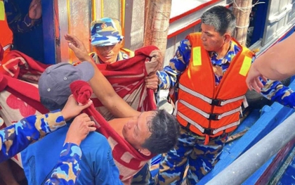 Một thuyền viên ở Phú Yên bị cá cờ đâm thủng bụng