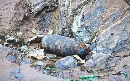 Quả bom hơn 300 kg bất ngờ phát lộ sau mưa lũ ở Yên Bái