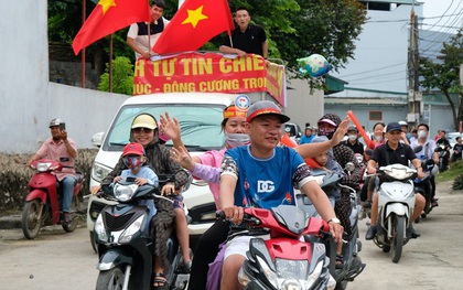 CLIP: Quê nhà Thanh Hóa chào đón nhà vô địch "Đường lên đỉnh Olympia"