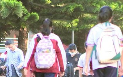 Dư luận chưa hết xôn xao việc trường học kiểm tra balo, soát người học sinh mỗi ngày