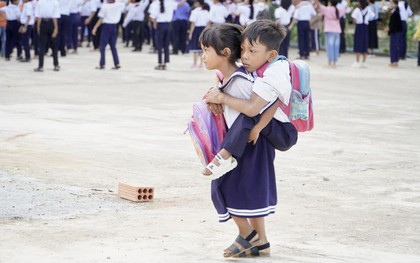 Cô học trò lớp 1 làm "đôi chân" đưa bạn đến trường