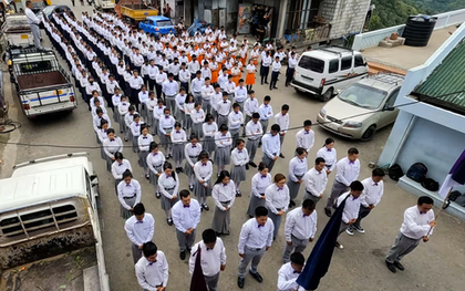 199 thành viên của gia đình lớn nhất thế giới sống cùng một mái nhà