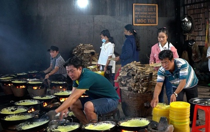 Câu chuyện của những người làm bánh xèo chay miễn phí cho du khách