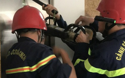 CLIP: Phá thang máy đưa 9 người mắc kẹt ra ngoài ở TPHCM