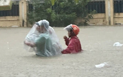 Lũ sông Hương lên nhanh trong đêm, người dân TP Huế thức trắng ứng phó