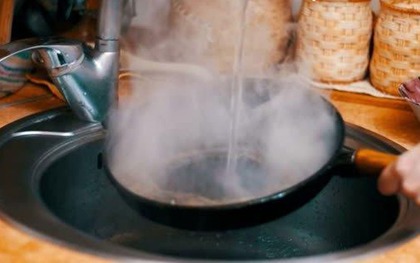 Đầu bếp khách sạn chia sẻ lý do vì sao không nên rửa chảo dầu mỡ bằng nước nóng, nguyên nhân xuất phát từ thói quen của 90% người dùng