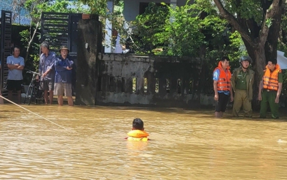 Tìm thấy thi thể cháu bé 3 tuổi mất tích sau khi rơi xuống dòng lũ dữ ở Huế