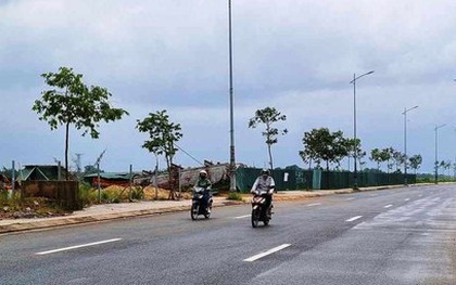 Đi xe máy bị dây điện võng xuống đường cắt ngang cổ, một phụ nữ tử vong
