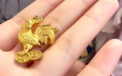 Con gái đi học về mang theo một mặt dây chuyền bằng vàng, mẹ vội truy nguồn gốc và cái kết gây choáng váng
