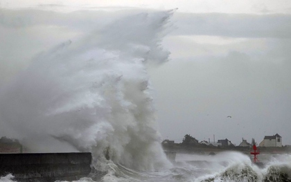 Pháp đón cơn bão mạnh nhất sau hơn 20 năm