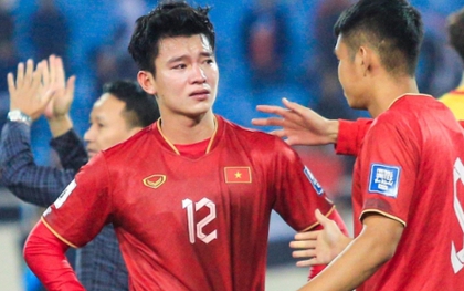 Hậu vệ tuyển Việt Nam ôm đầu, bật khóc nức nở sau trận thua đầy tiếc nuối trước Iraq
