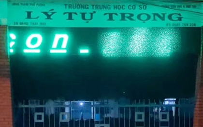 Nhiều bảng Led trường học ở TP Pleiku bị đổi nội dung phản cảm