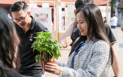 Giới trẻ Hà Nội mang vỏ chai, hộp sữa đến Văn Miếu để đổi lấy những chậu cây xinh xắn