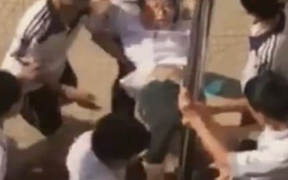 Nam sinh lớp 8 bị bạn thúc vùng kín vào cột: Phê bình hiệu trưởng