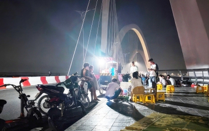 Vừa khánh thành, cầu vòm thép cao nhất Việt Nam bị chiếm dụng bán hàng