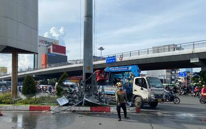 TPHCM: Rơi dàn đèn "khổng lồ" tại ngã tư Hàng Xanh, một người bị thương nặng