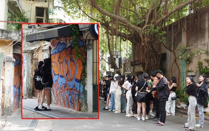 Hà Nội: Chen chân xếp hàng chỉ để chụp ảnh với... bức tường, tranh cãi vì vấn đề gây ùn tắc