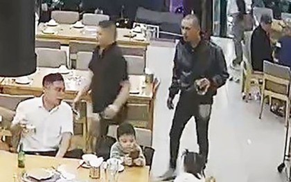 Ba cháu bé gào khóc, cầu cứu khi người cha bất ngờ bị đánh dã man tại nhà hàng