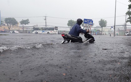 Đường phố thành sông, người Đà Nẵng bì bõm đẩy xe dưới mưa lớn