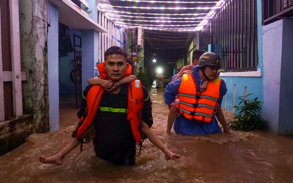 Nước lũ lại cuồn cuộn đổ về, người Đà Nẵng hối hả sơ tán giữa đêm khuya