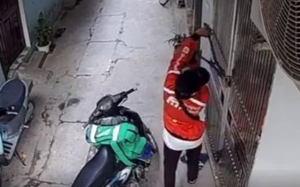 Hà Nội: Đối tượng mặc áo shipper ngang nhiên cắt khóa cửa nhà dân giữa ban ngày